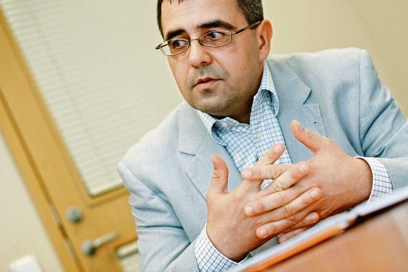 GDY MURY PNĄ SIĘ DO GÓRY: W 2013 r. Skanska, kierowana przez Krzysztofa Andrulewicza, zarobiła 170 mln zł przy przychodach 4,2 mld zł. Dobre wyniki w budowlance oraz na rynku sprzedaży biur i mieszkań zachęciły grupę do zwiększenia zatrudnienia o ponad 10 proc. Skanska obecnie zatrudnia 7 tys. osób. [FOT. WM]