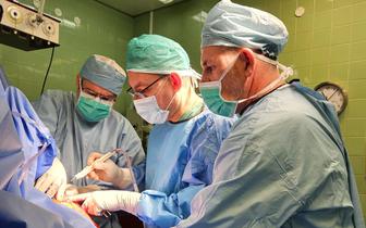 Lekarze ze szpitala w Gliwicach przeprowadzili przełomową operację usunięcia guza przerzutowego