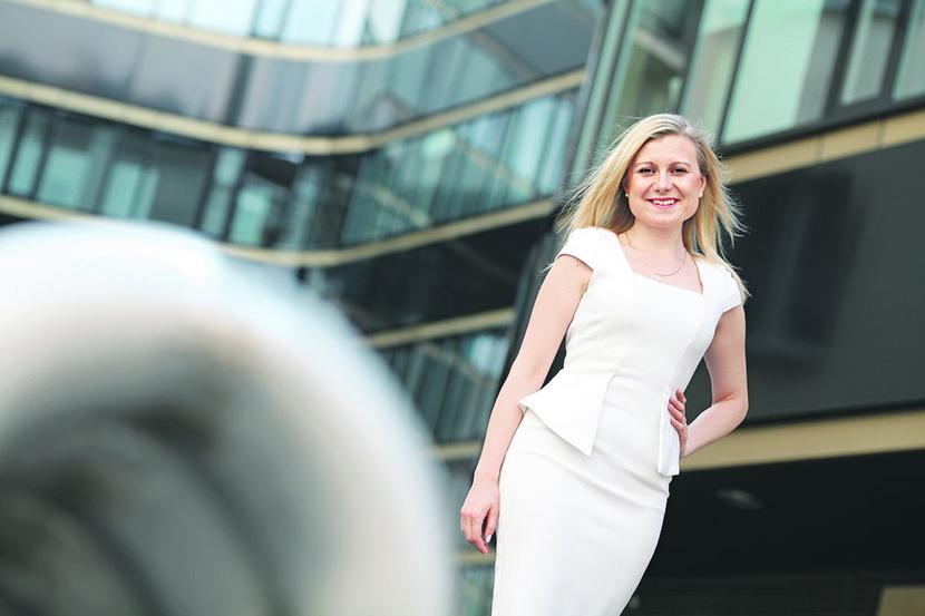 ZDROWA KONTROLA: Edyta Kocyk razem ze wspólnikiem pracuje nad zdalnym urządzeniem monitorującym stan zdrowia. Produkt ma zostać wprowadzony na rynek jeszcze w tym roku, ale już teraz poszukiwani są dla niego odbiorcy, także poza Polską. [FOT. MW] 