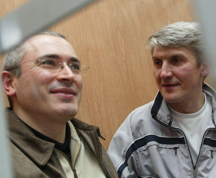 Michaił Chodorkowski i Płaton Lebiediew podczas procesu w 2004 roku, fot. Bloomberg