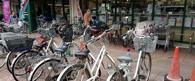 Najbardziej zaludnione jest Tokio, w którym mieszka około 38 mln ludzi. W rankingu miast przyjaznych rowerom, zwanym indeksem kopenhagizacji (Copenhagenize Index), japońska stolica znalazła się na 9 miejscu. Samochody dawno zostały zmarginalizowane na korzyść miejskich kolei. Japończykom udało się też uzupełnić dobrą infrastrukturę dojazdową i parkingową rowerami.