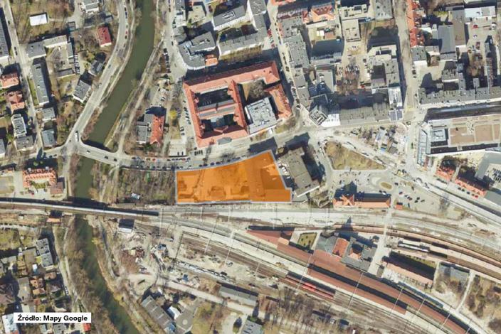 Nieruchomość przy ul. Wojciecha Korfantego 1 Nieruchomość przy ul. Wojciecha Korfantego 1 to działka o powierzchni 6 696 m kw., na której stoi kompleks budynków o łącznej powierzchni użytkowej 6 467 m kw. Główny obiekt ma pięć kondygnacji (wraz z piwnicą) i oferuje zróżnicowane przestrzenie - od gabinetów po większe sale, a także zaplecze socjalne i techniczne.