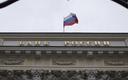 Bank Rosji ogranicza wypłaty walut, zakazuje bankom ich sprzedaży