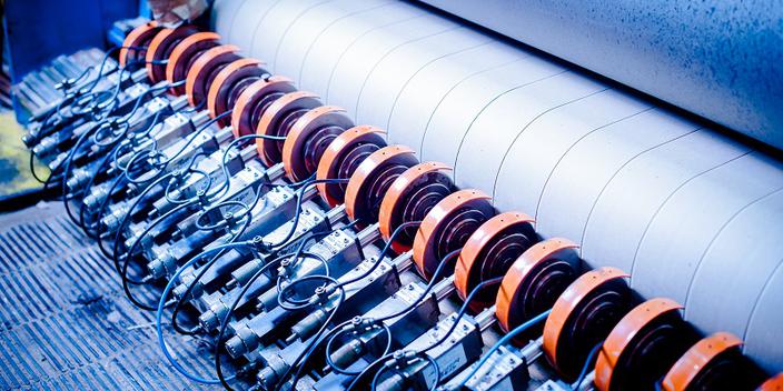 W zgodzie z naturą:W produkcji tektury TOP całkowicie bazuje na makulaturze pozyskiwanej z gospodarstw domowych i zakładów przemysłowych. Działa zgodnie z międzynarodową normą systemów zarządzania środowiskiem – ISO 14001:2015.