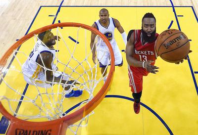 BEZCENNY BRODACZ: James Harden za grę w koszykówkę w ciągu najbliższych sześciu lat zarobi ponad 200 mln USD, nie licząc kontraktów reklamowych. Właściciel Houston Rockets, których zawodnikiem jest brodata supergwiazda, na sprzedaży drużyny może zarobić nawet dziesięć razy więcej.