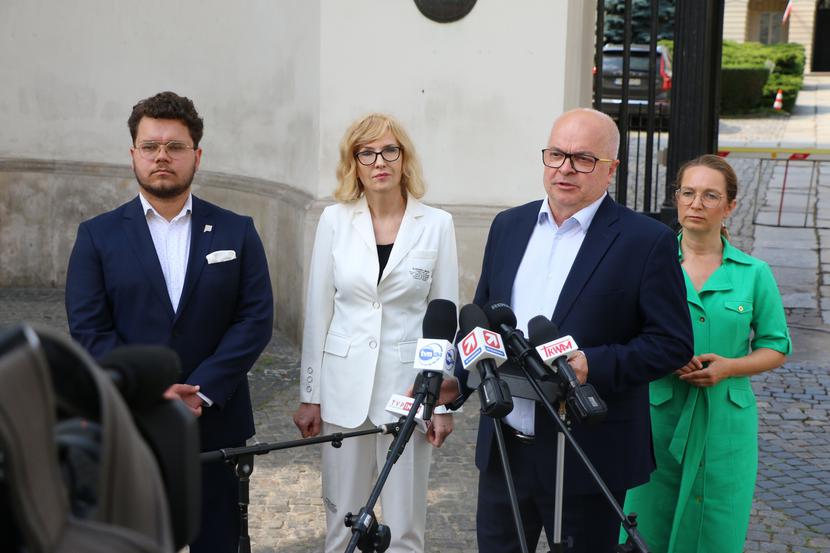 Tomasz Zimoch przypomniał, że Polska 2050 proponuje kompleksowy program zwiększania efektywności kształcenia medyków i poprawy warunków ich pracy i płacy.