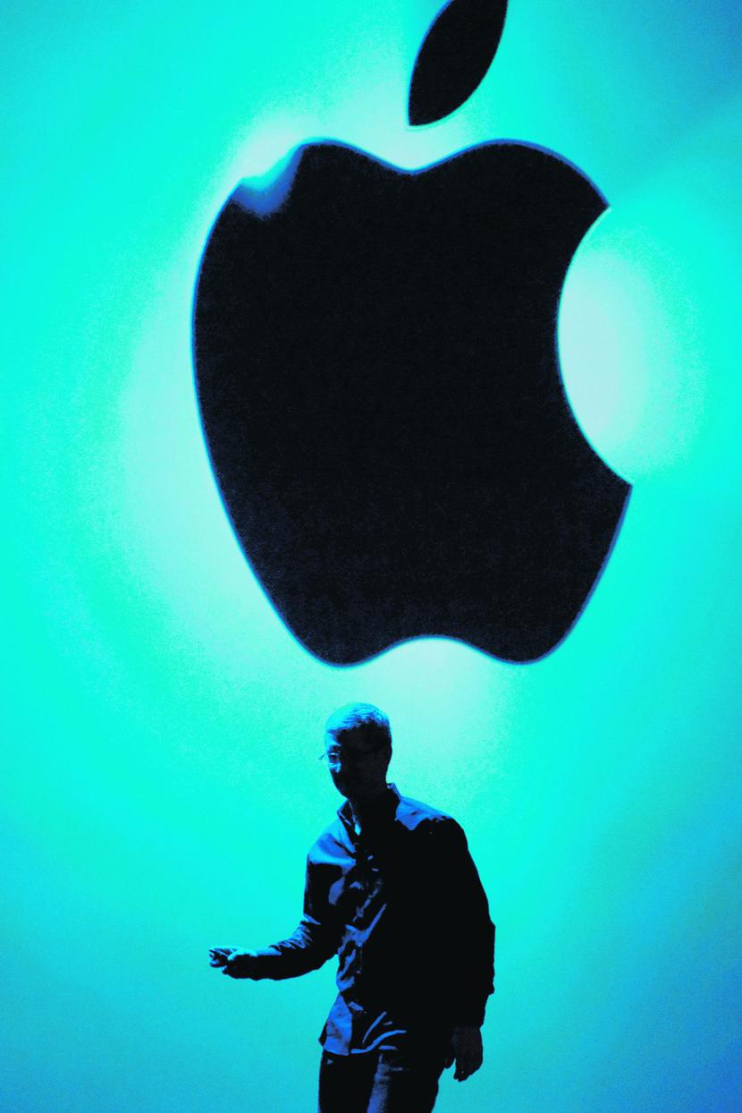 MISTRZOWIE KAMUFLAŻU:  Apple jest wierny swojej marketingowej zasadzie i po raz kolejny podgrzewa atmosferę przed premierą, nie ujawniając szczegółów. Fani, rynek i przedstawiciele mediów jednak plotują, że prezes Tim Cook tym razem pokaże nowego iPhone'a 6, który będzie miał wytrzymały szafirowy ekran i rozwiązania przydatne w płatnościach mobilnych.  [FOT. BLOOMBERG]
