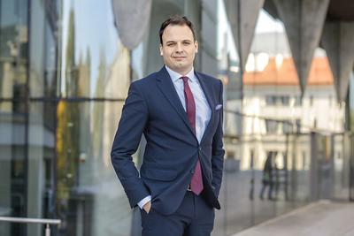 Największe firmy w segmencie CRO, w którym działa Selvita, liczą przychody w miliardach dolarów. Polska spółka na razie zbliża się do poziomu 100 mln zł, ale rośnie organicznie w tempie około 30 proc. Dopalaczem mają być przejęcia, za które w zarządzie odpowiada Dawid Radziszewski.