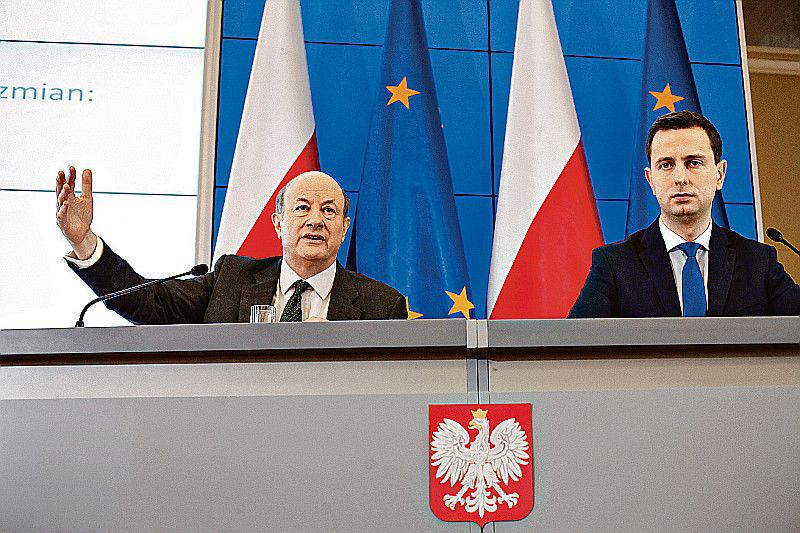 OFENSYWNY DUET:
 Jacek Rostowski, wicepremier i minister finansów, oraz Władysław Kosiniak- -Kamysz, minister pracy, przekonują, że zmiany w OFE zapewnią bezpieczeństwo finansom publicznym i dadzą większe bezpieczeństwo emerytom. Czy mają rację? To się okaże za wiele lat, kiedy dawno nie będzie ich już w rządzie. [FOT. WM]
 