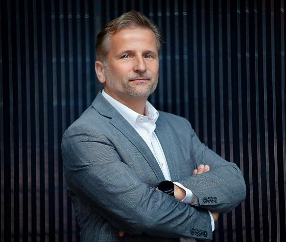 Łapanie słońca:W czasie naszej 10-letniej obecności na rynku OZE zrealizowaliśmy setki inwestycji, dzięki którym nasi klienci mogą korzystać z darmowej energii ze słońca lub na niej zarabiać – mówi Robert Oczoś, prezes zarządu PV System. Łapanie słońca:W czasie naszej 10-letniej obecności na rynku OZE zrealizowaliśmy setki inwestycji, dzięki którym nasi klienci mogą korzystać z darmowej energii ze słońca lub na niej zarabiać – mówi Robert Oczoś, prezes zarządu PV System.