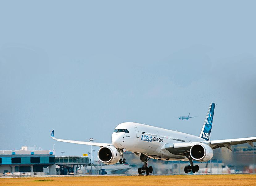 CENY WYSOKICH LOTÓW: Airbus, europejski producent samolotów i główny rywal amerykańskiego Boeinga,
 podał już wcześniej nowy cennik maszyn na 2014 r. Model A350-800 kosztuje 260,9 mln USD,
 A350-900 — 295,2 mln USD, a A350-1000 — 340,7 mln USD. [FOT. ARC]