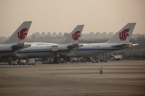 Maszyny Air China zaparkowane na lotnisku w Pekinie (fot. Bloomberg)