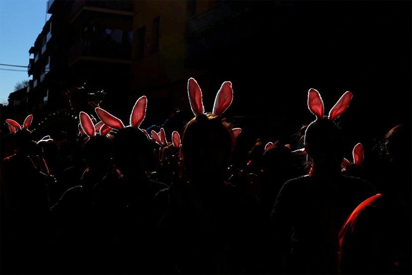 Członkowie chińskiej społeczności w Hiszpanii świętują Chiński Nowy Rok. Symbolem rozpoczynającego się roku jest królik, dlatego uczestnicy parady noszą królicze uszy.