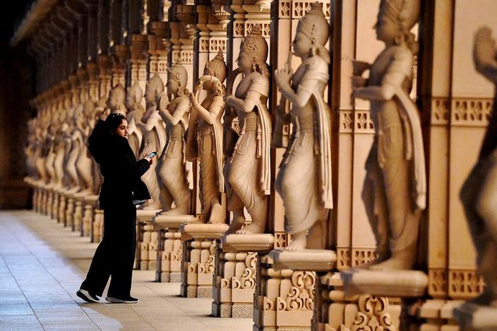 Robbinsville, New Jersey, USA, 12 listopada 2023 r.Posągi z różowego piaskowca w świątyni BAPS Swaminarayan Akshardham podczas obchodów Diwali, hinduskiego festiwalu świateł.