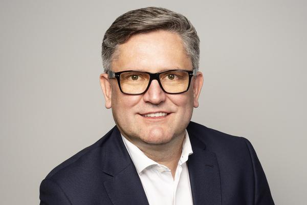 EIB, broker po trzydziestce