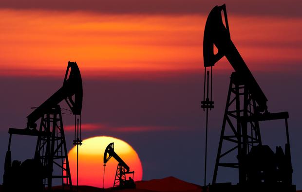 Analitycy spierają się o cenę ropy