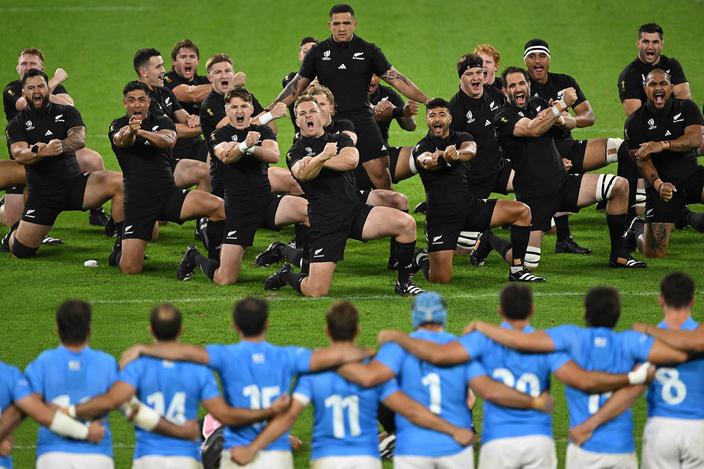5 października 2023 r., Lyon, Francja. Puchar Świata w Rugby. Gracze z Nowej Zelandii wykonują hakę przed meczem z Urugwajem w grupie A.
