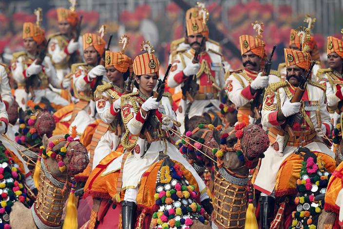 Nowe Delhi, Indie, 26 stycznia 2024 r. Żołnierze Indyjskiej Straży Granicznej (BSF) na wielbłądach uczestniczą w paradzie z okazji Dnia Republiki w Delhi. 26 stycznia 1950 r. Indie przyjęły konstytucję.