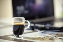 Kawa powstrzymuje przed nieetycznym zachowaniem w pracy?