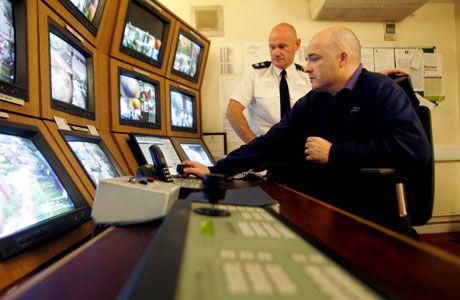 Współczesne osiedla zamieniają się często w zamknięte, strzeżone twierdze.