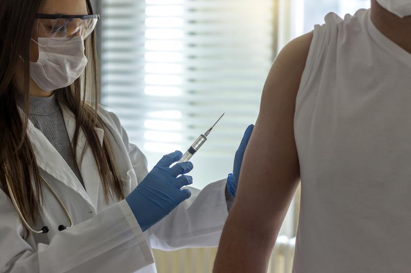 Lewica chce obowiązkowych szczepień dla dorosłych i kar dla niezaszczepionych