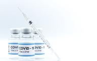 Szczepienia przeciw COVID-19: ochrona przed zakażeniem słabnie, ale przed hospitalizacją pozostaje stabilna [BADANIA]