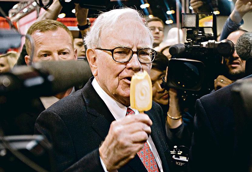 Warren Buffett, jeden z najbogatszych ludzi świata, wie, co dobre. W portfelu jego funduszu Berkshire Hathaway znajduje się Dairy Queen, globalny producent i dystrybutor mrożonych słodyczy. Legendarny inwestor sam promuje produkty swojej spółki. [FOT. BLOOMBERG]