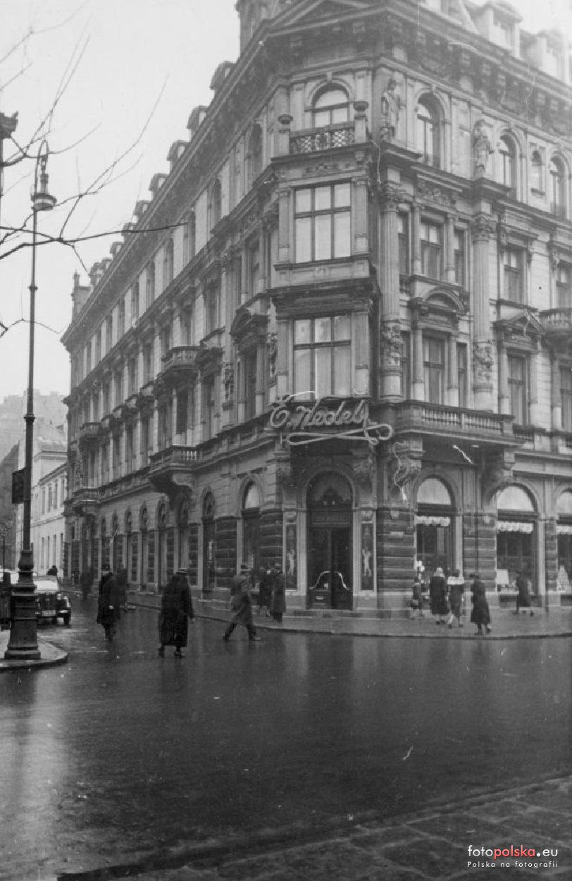 Szpitalna 8, wejście do sklepu, 1939 r. Szpitalna 8, wejście do sklepu, 1939 r.