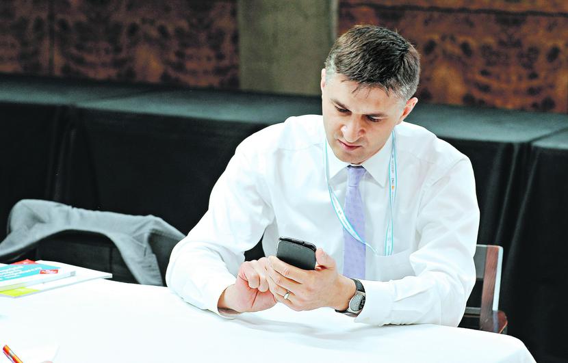 BEZ
 SENTYMENTÓW:
 Jaroslav Neverovic,
 litewski minister
 energetyki, jest
 w rządzie z ramienia
 Akcji Wyborczej
 Polaków na Litwie.
 Wykształcony
 w Polsce
 i swobodnie
 posługujący się
 językiem, do polskiej
 firmy podchodzi
 jednak stanowczo.
 [FOT. RAFAŁ
 KLIMKIEWICZ/EDYTOR]