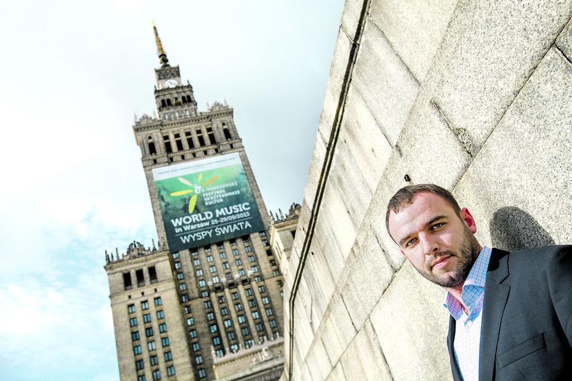 MISJA W SEJMIE:
 Marcin Schoen,
 współwłaściciel
 Street Media,
 będzie prezesem
 nowo powstałej
 Izby Gospodarczej
 Reklamy
 Wielkoformatowej.
 I ma jedną podstawową
 misję
 — lobbować
 na tyle skutecznie,
 by zapewnić rację
 bytu wartej 100 mln
 zł rocznie branży.
 [FOT. WM]
