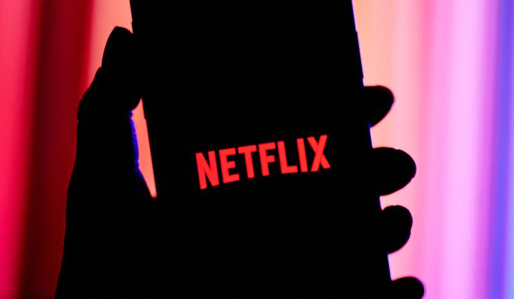 Regulowane ceny paliw, Netflix zatrudnia, Mirbud czeka na decyzję KIO, a energetyka wraca do łask
