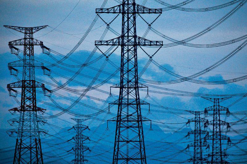 NIE TYLKO KREDYTY: Europejskie banki chętnie finansują inwestycje w sieci energetyczne. Rząd planuje nakłonić do tego również Brukselę, ale jeszcze nie wiadomo, czy mu się uda. [FOT. BLOOMBERG]
 
 