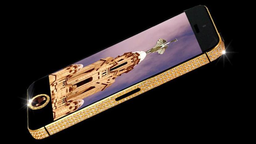 Pokryty złotem i wysadzany diamentami iPhone 5 jest do kupienia za 15 mln USD (Fot. Stuart Hughes Design)