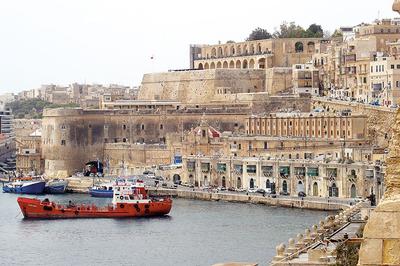 Valetta, Malta. Masywne fortyfikacje w okolicach Wielkiego Portu. Przebudowę miasta rozpoczęto po wielkim oblężeniu z 1565 roku. Trwała ona zaledwie kilka lat.