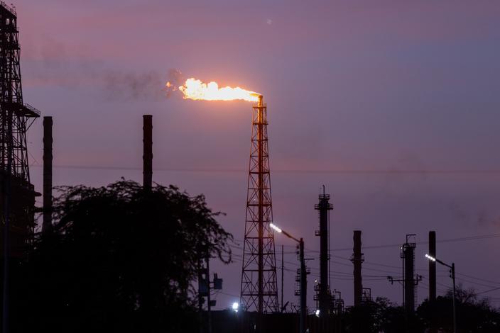 ropa naftowa, pole naftowe, surowce, energetyka (04.09.2023)The Petroleos de Venezuela SA (PDVSA) Amuay oil refinery at the Paraguana Refinery Complex in Punto Fijo, Falcon State, Venezuela, on Saturday, Aug. 19, 2023. An ad-hoc board for Venezuela's oil company said it will extend a legal deadline on PDVSA's bonds, echoing an agreement for sovereign debt earlier this week. Photographer: Betty Laura Zapata/Bloomberg