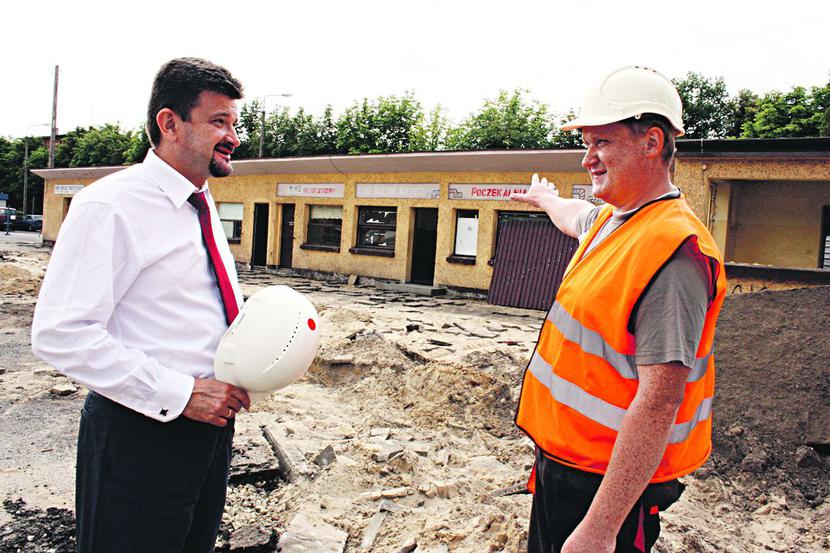 KLUCZBORSKI BIZNES: W miejsce starego dworca PKS powstanie
 nowy, z częścią przeznaczoną na inkubator przedsiębiorczości.
 — Będzie gotowy w połowie 2014 r. — zapowiada Piotr Pośpiech,
 starosta kluczborski (na zdjęciu z Piotrem Wodarą, pracownikiem
 Polbau, wykonawcy inkubatora). [FOT. ARC]