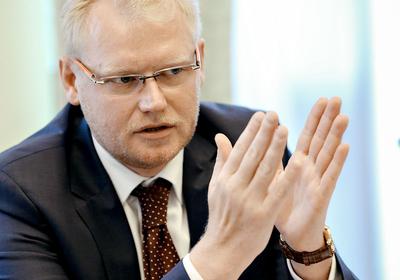 KUKUŁCZE JAJO:  Nadzór nad specyficznym sektorem hazardu nie jest obiektem pożądania wiceministrów finansów. Paweł Gruza przejął go od zdymisjonowanego Wiesława Janczyka ponad dwa miesiące temu. Właśnie krótkim okresem tłumaczy fakt, że jedyną odpowiedzią na pytania „PB”, dotyczące kontrowersji związanych z przetargami na kasyna, jest to, że sprawa jest analizowana.