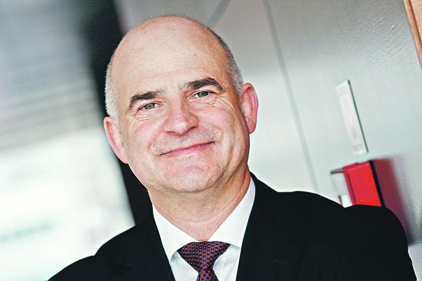 CSR ALBO NIC: Energa, której szefuje
 prezes Mirosław Bieliński, stawia na
 branżowe tendencje dotyczące CSR.
 Szefostwo grupy przyjęło zasadę trzech
 „e” — efektywności, ekonomii i ekologii
 — i przekonuje, że te wartości nie muszą
 się wykluczać. [FOT. MW]