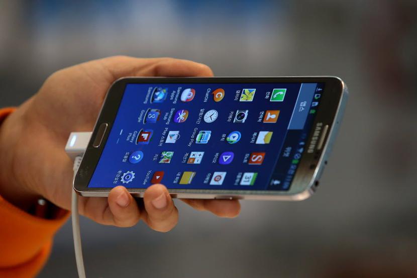 Jeden ze smartfonów Samsunga fot. Bloomberg