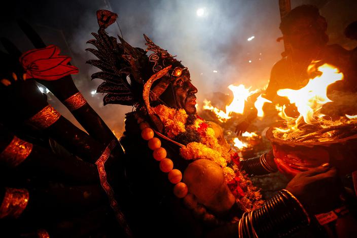 Wyznawczyni hinduizmu przebrana za boginię Kali odprawia rytuał podczas święta Kulasai Dasara w Kulasekharapatnam, Tamil Nadu, Indie, 2 października 2025 r.