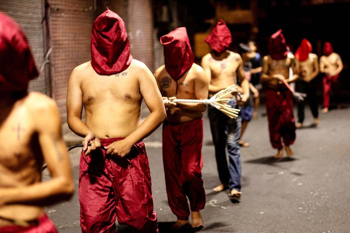 Quiapo, Manila, Filipiny, 28 marca 2024 r. Pochód biczowników w Wielki Czwartek. Uczestnicy takich procesji ranią się do krwi bambusowymi biczami. W Wielkim Tygodniu na Filipinach odgrywane są też rekonstrukcje męki pańskiej zawierające rzeczywiste ukrzyżowania.
