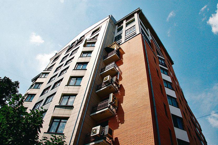 Osiedle „s” ma wyższy standard i jest lepiej ukryte niż to zbudowane przez Józefa Stalina naprzeciwko Kremla, po drugiej stronie rzeki Moskwy. Odstrasza jedynie ceną. [FOT. BLOOMBERG]