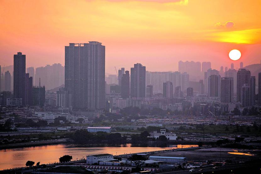 PROMOCJA MŁODYCH: Hongkong to prawdziwa mekka biznesu.
 Od dwóch, trzech lat dynamicznie rośnie liczba przedsiębiorców
 rozpoczynających tam działalność. Odsetek takich projektów
 w portfelu InvestHK zwiększył się z mniej niż 10 proc. do ponad
 15 proc. w 2013 r. [FOT. BLOOMBERG]