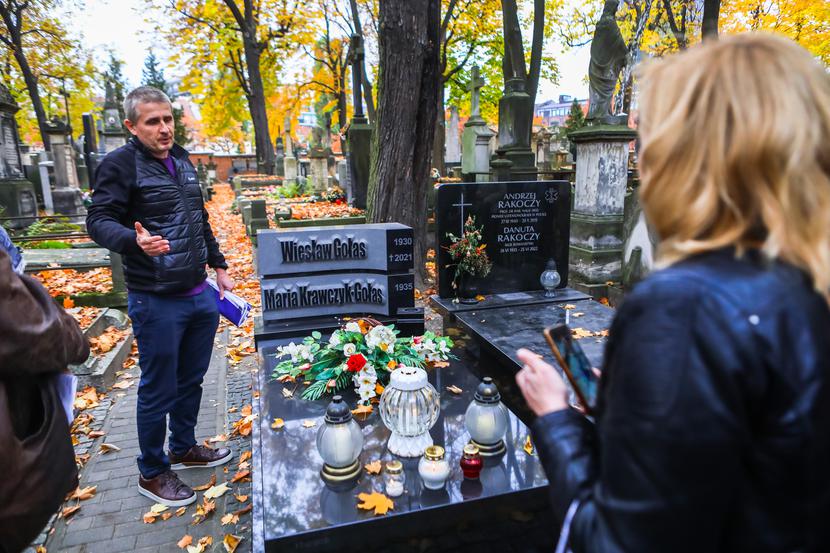 Warszawskie Powązki są miejscem spoczynku wielu wybitnych Polaków. 