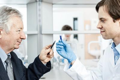 Mentor i prezes. Prof. Tadeusz Dobosz, jeden z najwybitniejszych biologów molekularnych w Polsce (lewej), zaszczepił w Mironie Tokarskim, prezesie Genomteca, wiarę w przełomowe dokonania na polach nauki i biznesu.