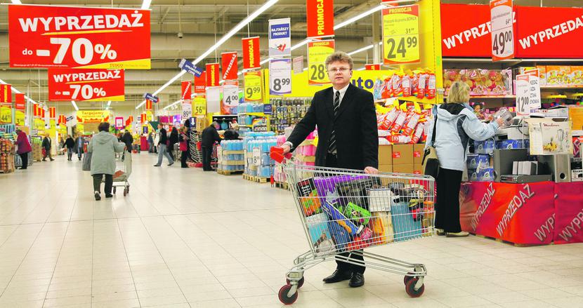 CZAS NA ZMIANY: Tesco, którym kieruje w Polsce Ryszard Tomaszewski, próbuje na nowo wymyślić hipermarkety. Nie jest w tym odosobnione — podobne projekty prowadzą Carrefour oraz Auchan, który jest w trakcie przejmowania sklepów Real od wywieszającej białą flagę na polskim rynku hipermarketowym Grupy Metro. [FOT. ARC]