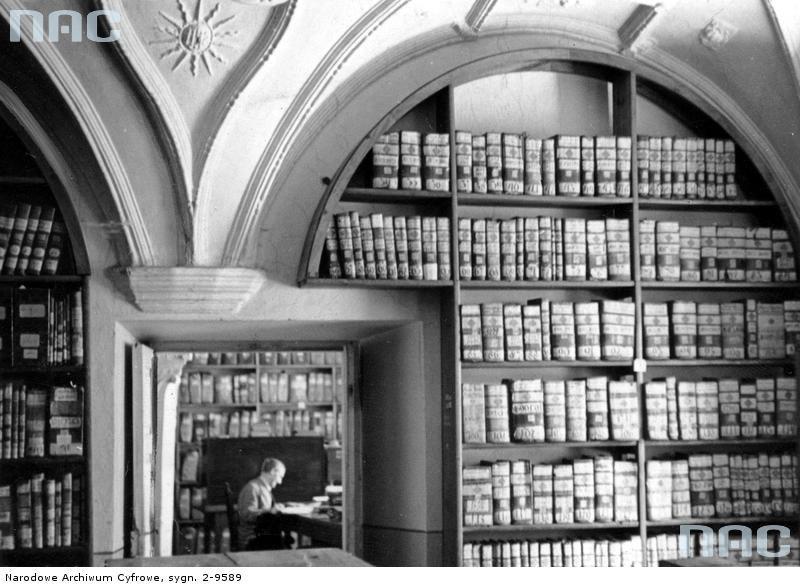 Wnętrze polskiego Archiwum Państwowego w klasztorze wizytek w Lublinie.