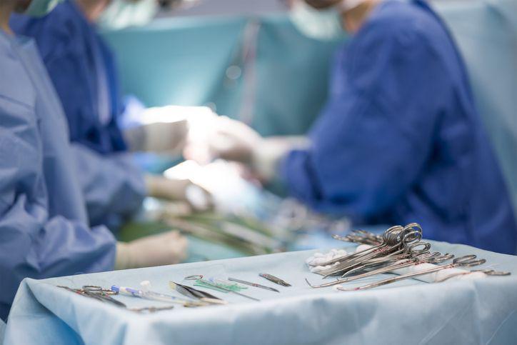 Przygotowanie do zabiegu zaczyna się od przygotowania trójwymiarowego obrazu uszkodzonej kości. Następnie inżynierowie metodą druku 3D ze specjalnych stopów przygotowują implant idealnie wpasowujący się w istniejące ubytki i kształty kości. Przygotowanie do zabiegu zaczyna się od przygotowania trójwymiarowego obrazu uszkodzonej kości. Następnie inżynierowie metodą druku 3D ze specjalnych stopów przygotowują implant idealnie wpasowujący się w istniejące ubytki i kształty kości.