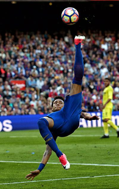 MILIARD W NOGACH: Neymar ma się przenieść z Barcelony do Paryża za równowartość prawie 1 mld zł. To ponaddwukrotnie więcej, niż wynosił dotychczasowy transferowy rekord świata, ustanowiony przez Manchester United przy okazji zakupu Paula Pogby’ego z Juventusu, i prawie trzy razy więcej, niż Barcelona zapłaciła za Brazylijczyka.