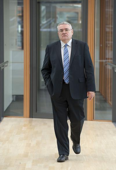 László Baranyay, wiceprezes EBI, przyjechał dwa tygodnie temu do Warszawy, żeby sprawdzić, jakie są pola współpracy z nową ekipą rządzącą. Przygotowany przez Mateusza Morawieckiego plan rozwoju wpisuje się w misję działalności banku, ale kluczowe będą szczegóły nowej strategii, które rząd przedstawi najpóźniej jesienią.